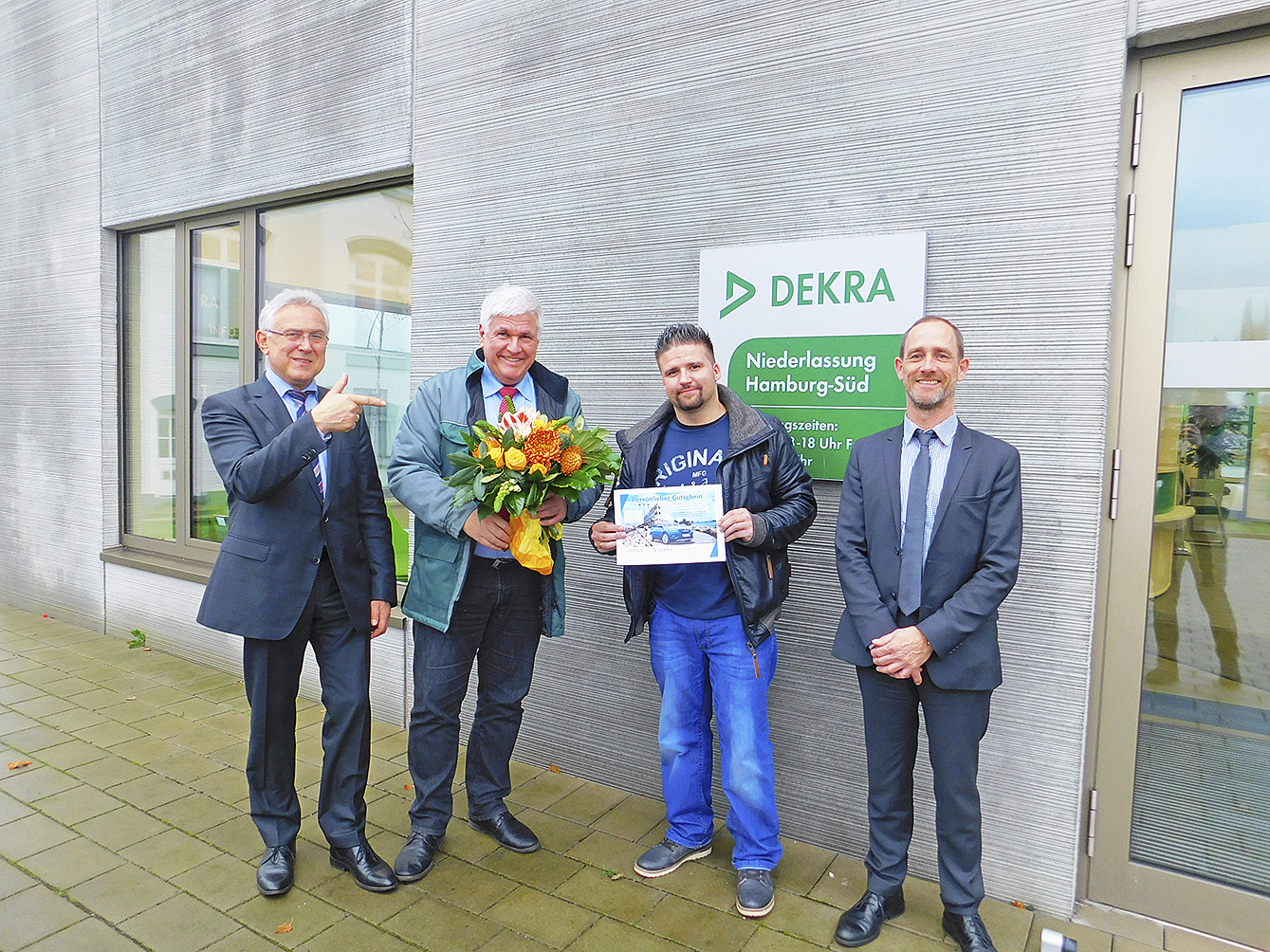 Bernd-Uwe Knaudt (2. von rechts) erhielt den Gutschein von Reinhard Lenz (Dello), Rüdiger Haun (Dekra) und Alf Kliebe (Dello)