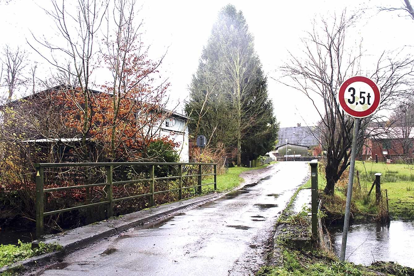 Die Gewichtsbeschränkung auf 3,5 Tonnen hielt zahlreiche Lkw-Fahrer nicht davon ab,
die kleine Este-Brücke als Ausweichstrecke zu nutzen