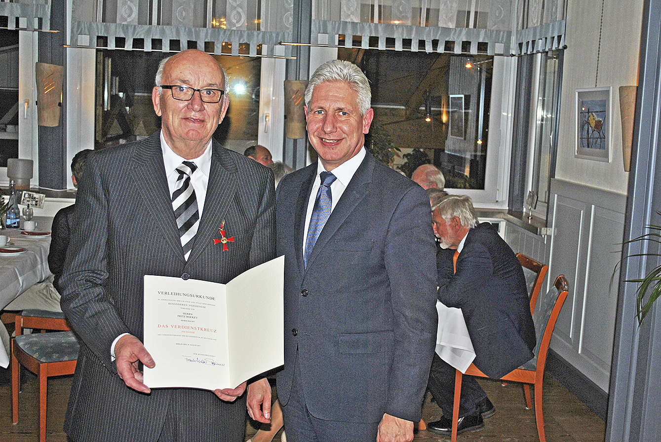 Bei der Verdienstkreuz-Verleihung: Fritz Bockey und Landrat Rainer Rempe