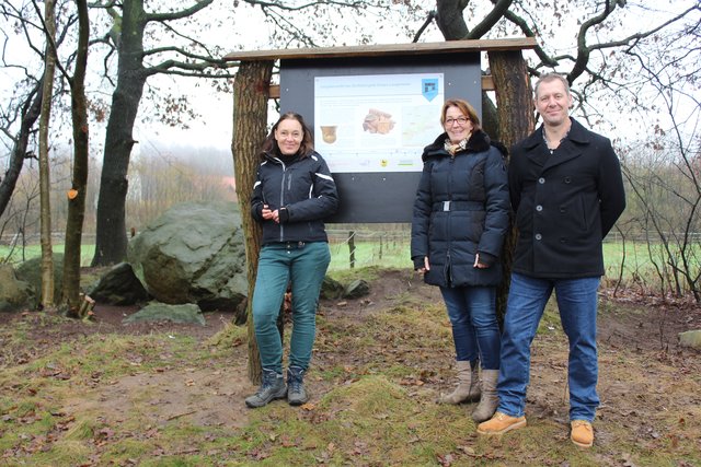 Freuen sich über die neue Infotafel (v. li.): Christiane Vogt, Projektkoordinatorin für den Heidschnuckenweg beim Landkreis Harburg, Dörte Cohrs, Vorsitzende des Regionalparks Rosengarten und Kreisarchäologe Dr. Jochen Brandt