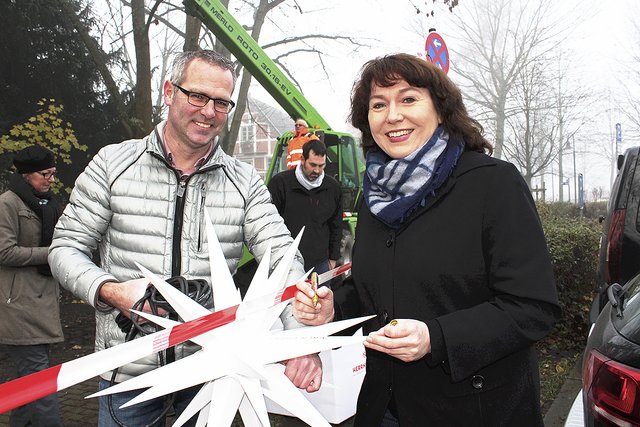 Sternpatin Tanja von Graberg (Zwergentheater) versieht mit Hilfe von Heiko Baumgarten (Gewerbeverein) einen Stern mit ihrem Namen | Foto: lt