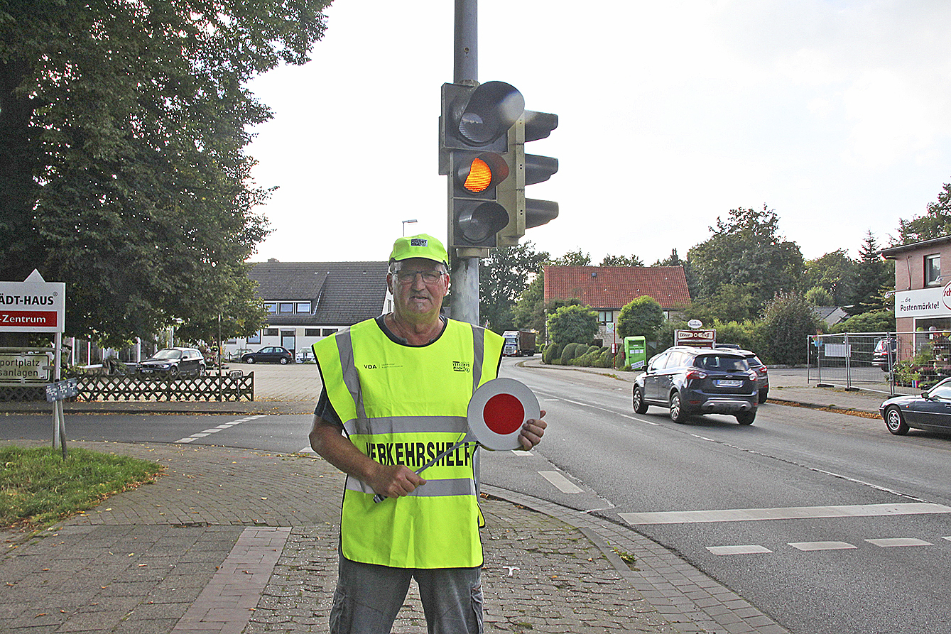 Schülerlotse Bernd Schrade beobachtet fast täglich Rot-Sünder an der Bedarfsampel der viel befahrenen B73 in Himmelpforten Foto: tp