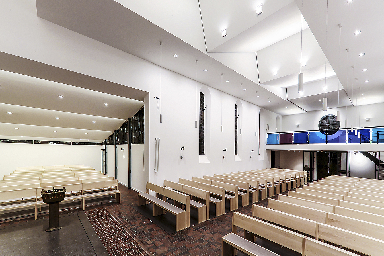 Kaum wiederzuerkennen: Der Kirchenraum der St.-Petrus-Kirche ist deutlich heller als vor der Umgestaltung