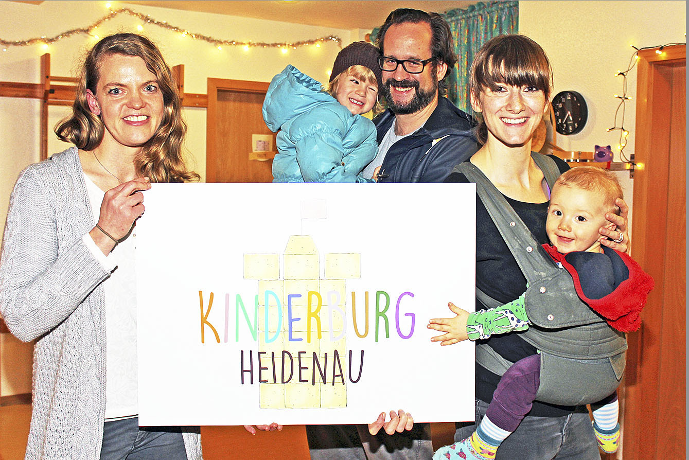 Kristina Dannat (li.) und Tina Maria Lüecke mit Sohn Finn, Tochter Mia und Ehemann Tim präsentieren das neue Logo der "Kinderburg"