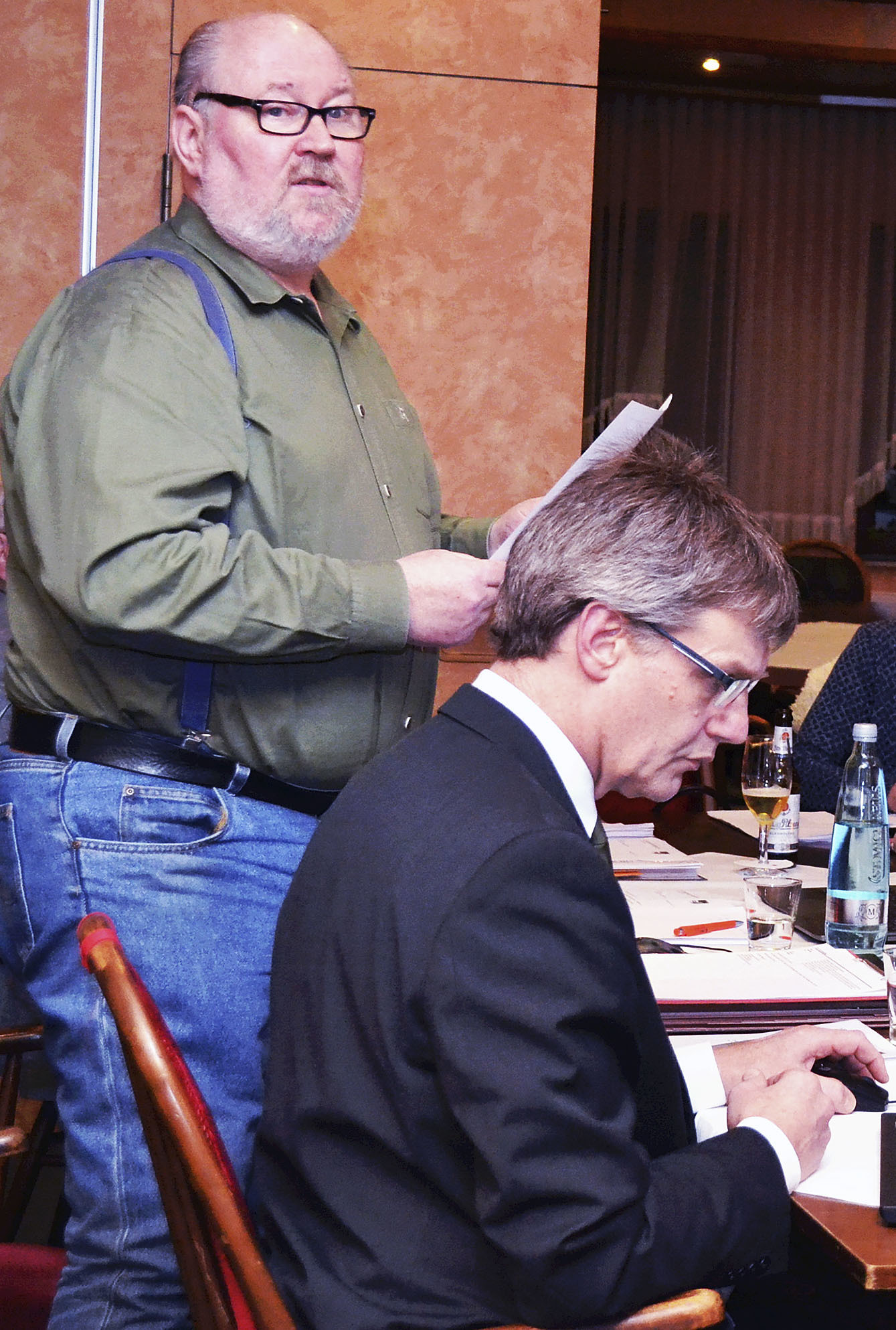 Dr. Hans-Christian Schröder (stehend)
möchte wieder schriftlich zu Sitzungen
eingeladen werden