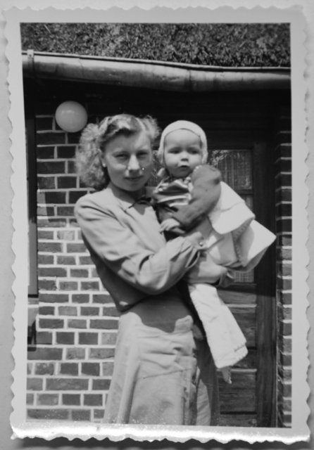 Erika Jonas (li.) mit der Enkelin der Hauswirtin im Jahr 1951 vor dem Haus | Foto: Erika Jonas privat
