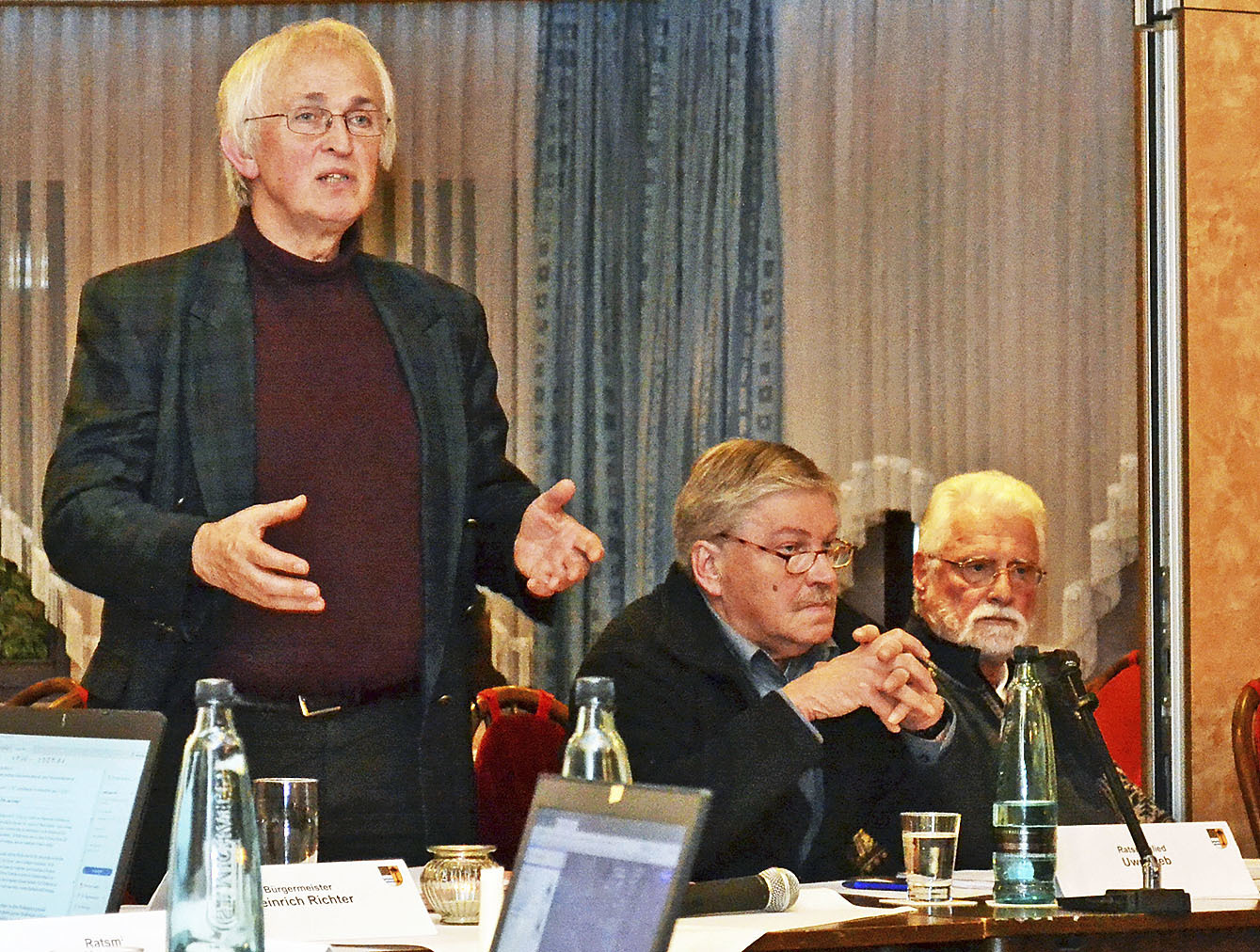 Erneut in der Kritik der Opposition: Handelohs Bürgermeister Heinrich Richter (stehend) Fotos: bim
