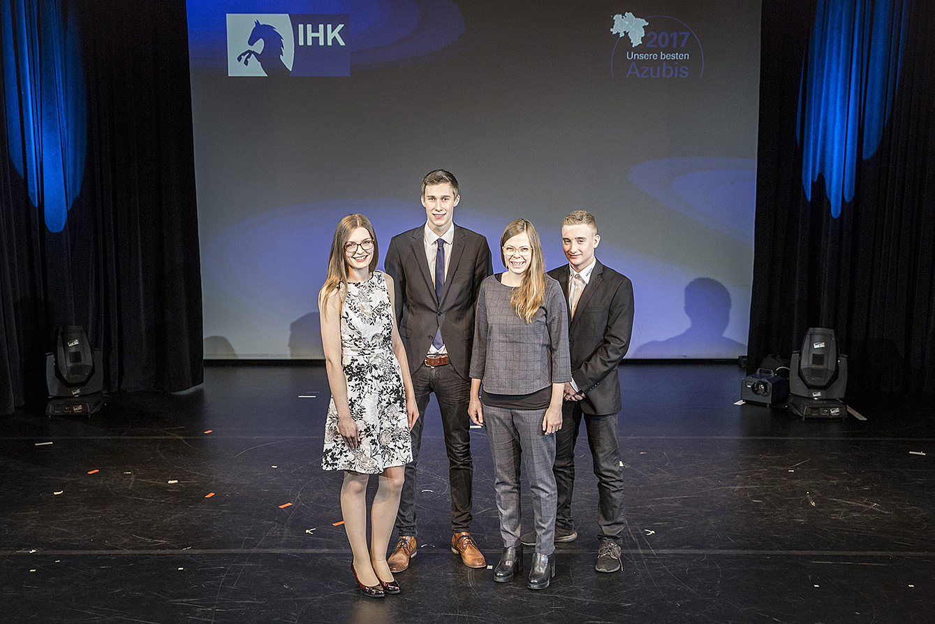 Vier Landesbeste aus dem IHK-Bezirk Stade (v. li.): Anna Julia Gerdes, André Stüven, Inga Bruns, Falk Wege