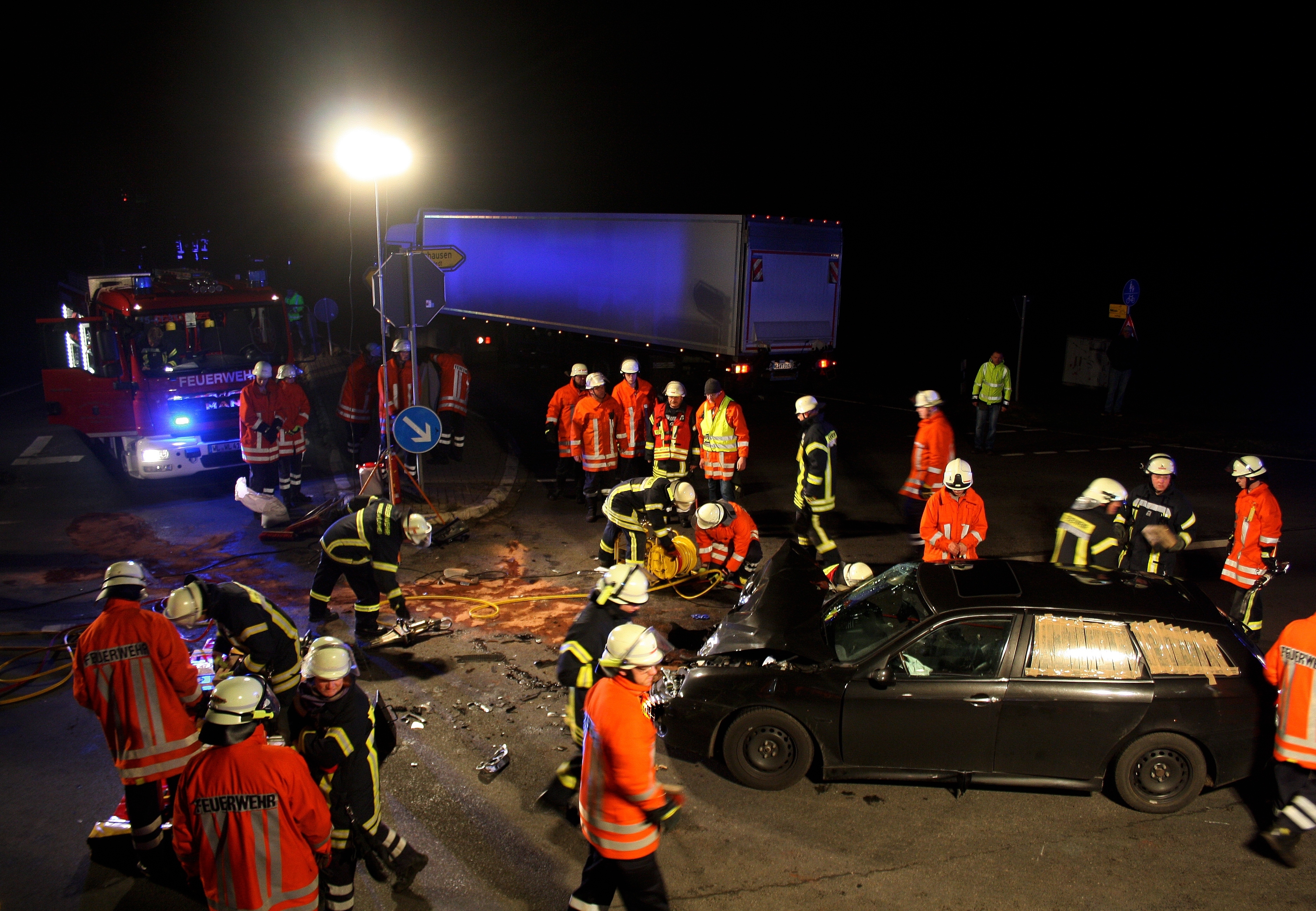 Die Feuerwehrleute bei den Rettungsarbeiten