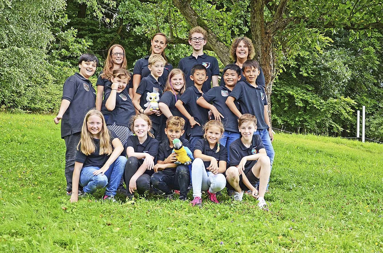 In einer Wettbewerbs-Pause in Einbeck: das Winsener JRK-Team mit (hi., v. re.) den Betreuern Susanne Brüggemann, Dennis Riedel, Nele Brüggemann und Melissa Kramer