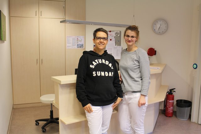 Die medizinischen Fachangestellten Jana Haumann und Sabine Casemir regeln den Ablauf in der Bereitschaftspraxis