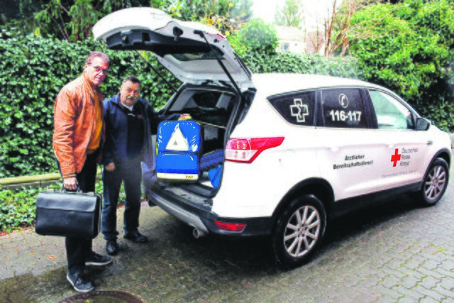 Sind auf alles vorbereitet: Dr. Jörn Jepsen (li.) und Rettungssanitäter Reinhard Schmidt
vom Kassenärztlichen Notdienst