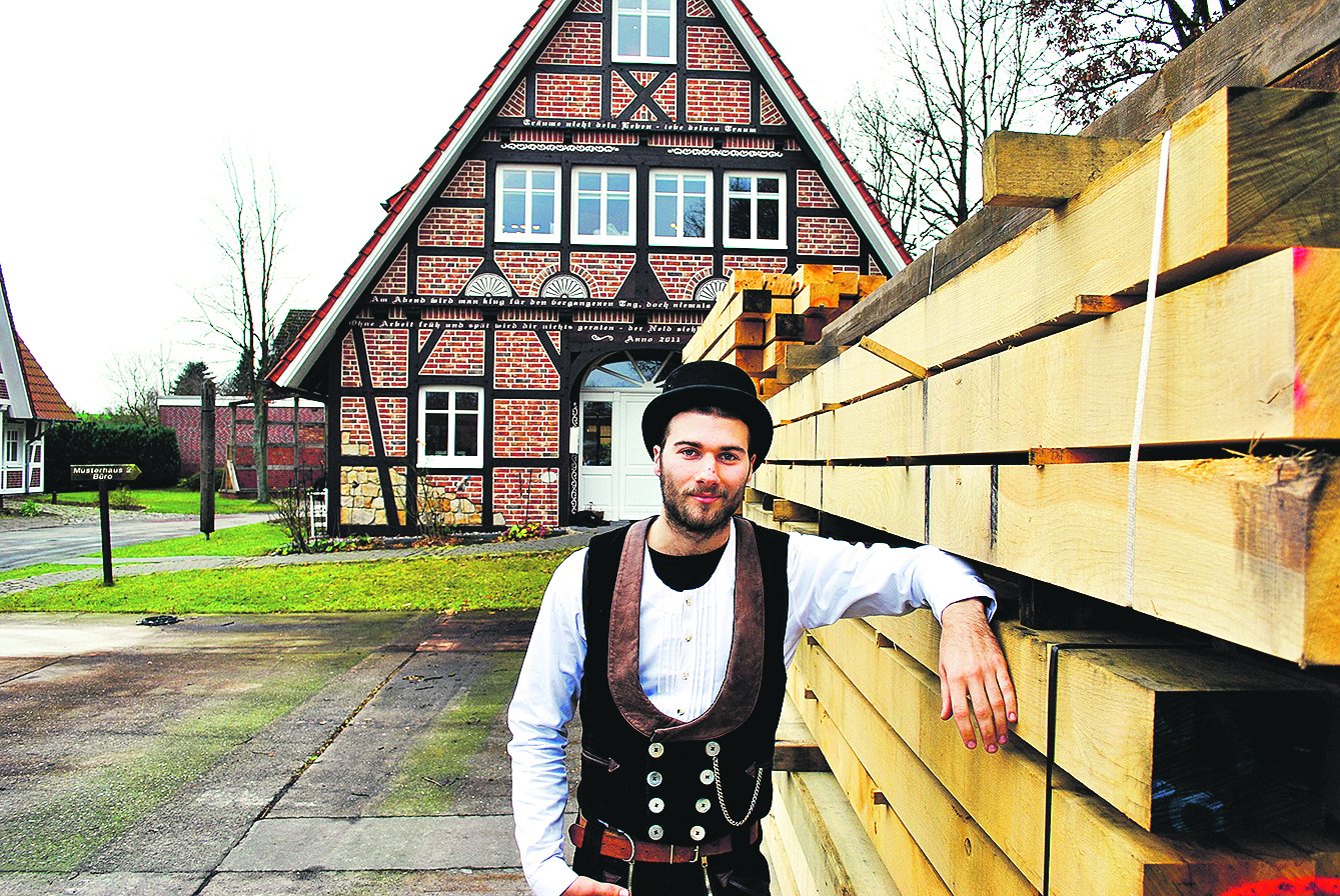 Bei seinem Zwischenstopp in Winsen: Zimmerer Ruben vor dem Bürohaus des Fachwerkhaus-Spezialisten Emil von Elling