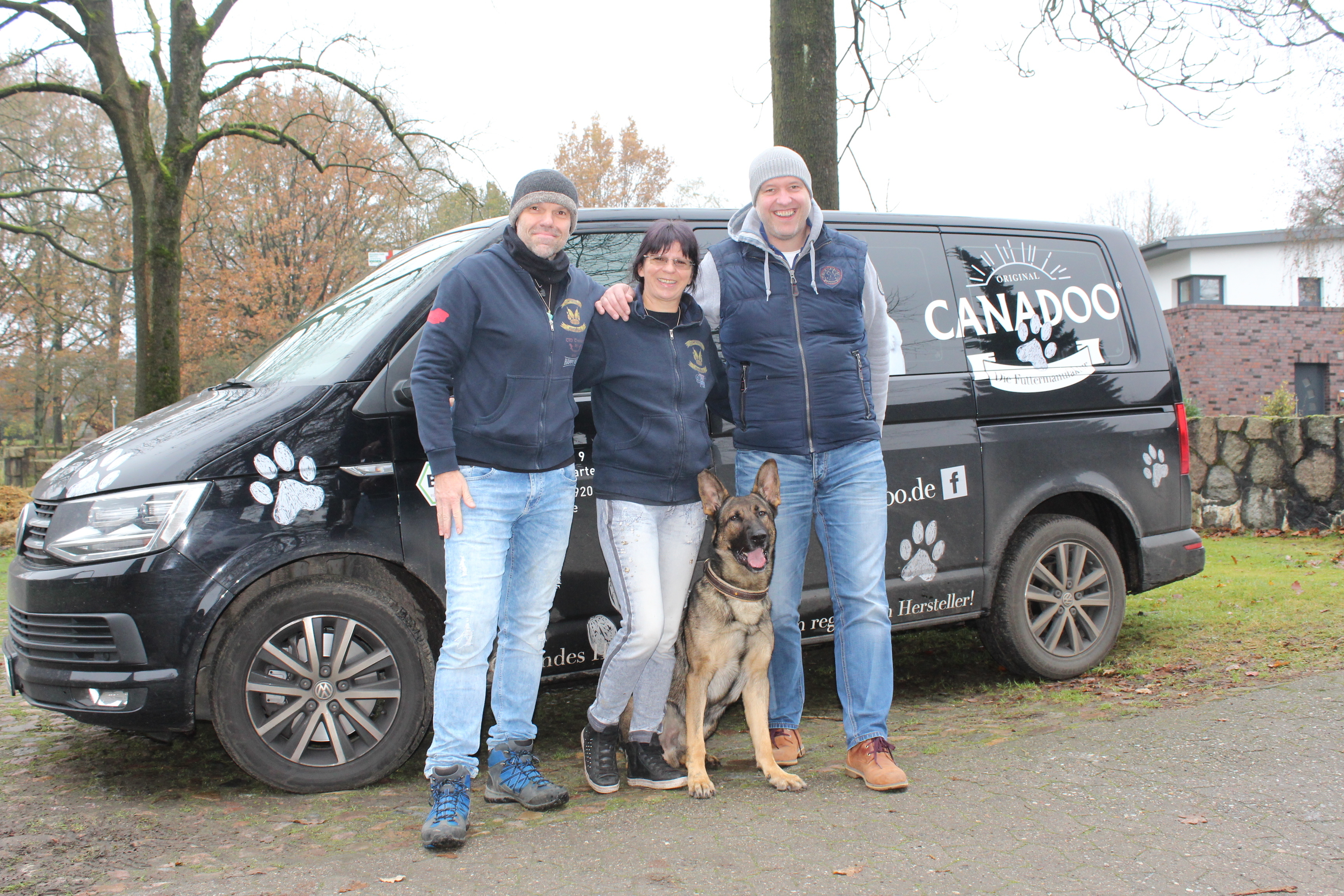 "Gutes Futter ist enorm wichtig für den Hund" sagen Canadoo-Inhaber Jens Theilacker (v. re.), Michaela Knoche und ihr Partner Jörg Hannig mit Schäferhund Barcus