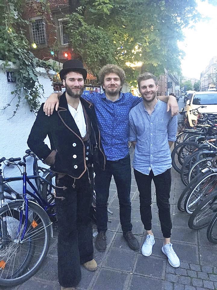 Da war das Jackett noch da: Zimmerer Ruben in seiner Kluft mit seinen Brüdern