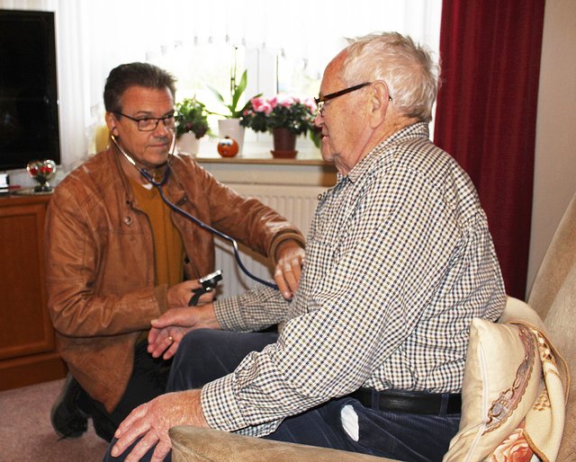 Dr. Jepsen misst den Blutdruck beim Patienten