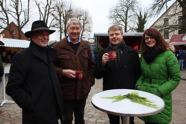 Genossen einen Glühwein auf dem Christkindlmarkt (v. li.):  Bürgermeister Gerhard Netzel, Herbergsverein-Geschäftsführer Peter Johannsen, Samtgemeinde-Bürgermeister Peter Dörsam und Lebensgefährtin Claudia Barnbold
