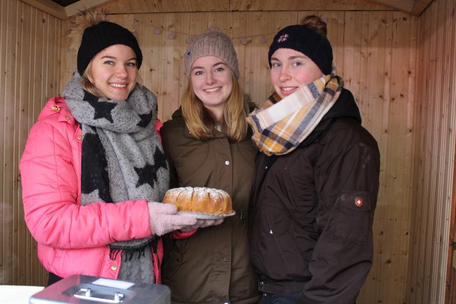 Die Schülerinnen Christina Hauschild (v. li.), Ines Horstmann und Celina Schneider verkauften Süßes, um Geld für den Abiball des Tostedter Gymnasiums zu sammeln