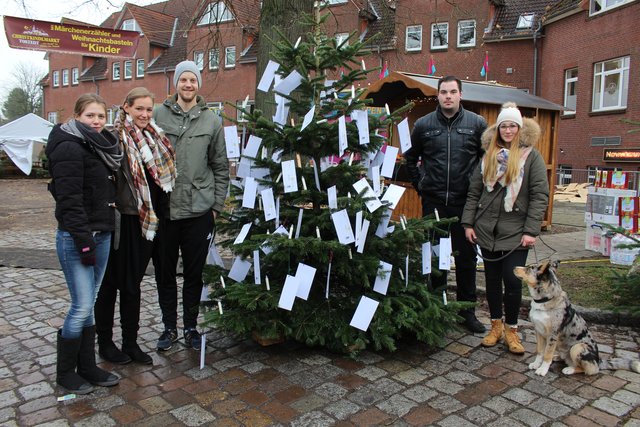 Die Mitarbeiter vom Jugendzentrum und der Töster Füchse sind dieses Jahr für den Wunschbaum verantwortlich