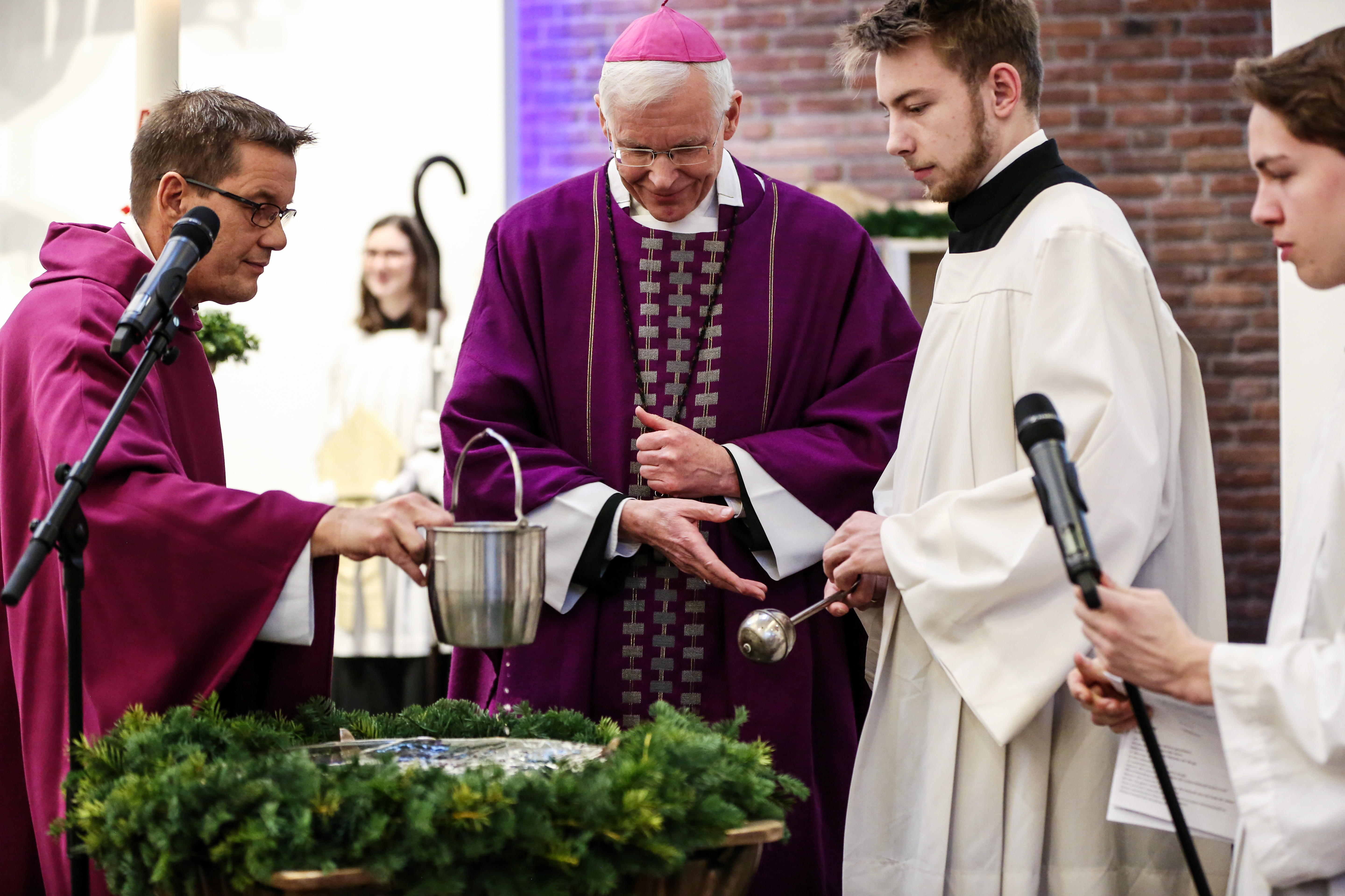 "Wir haben angepackt und gebetet", sagte Pfarrer Oliver Holzborn (li.). Am Sonntag wurde die renovierte St. Petrus-Kirche während eines Festgottesdienstes eingeweiht. Weihbischof Nikolaus Schwerdtfeger (Mitte) segnete im Beisein der Messdiener Bastian Kruskop und Anton Stapmanns unter anderem den Altar