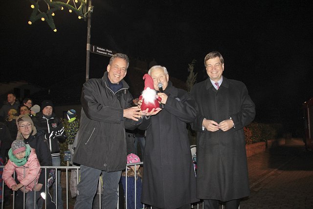 Helmut Dammann-Tamke (li.), Mitglied des Niedersächsischen Landtages, und der Parlamentarische Staatssekretär im Bundestag, Enak Ferlemann (re.), waren Ehrengäste bei der Eröffnung. Über eine neue Weihnachtsmannfigur fürs Museum freut sich Ratsherr Rolf Wieters
