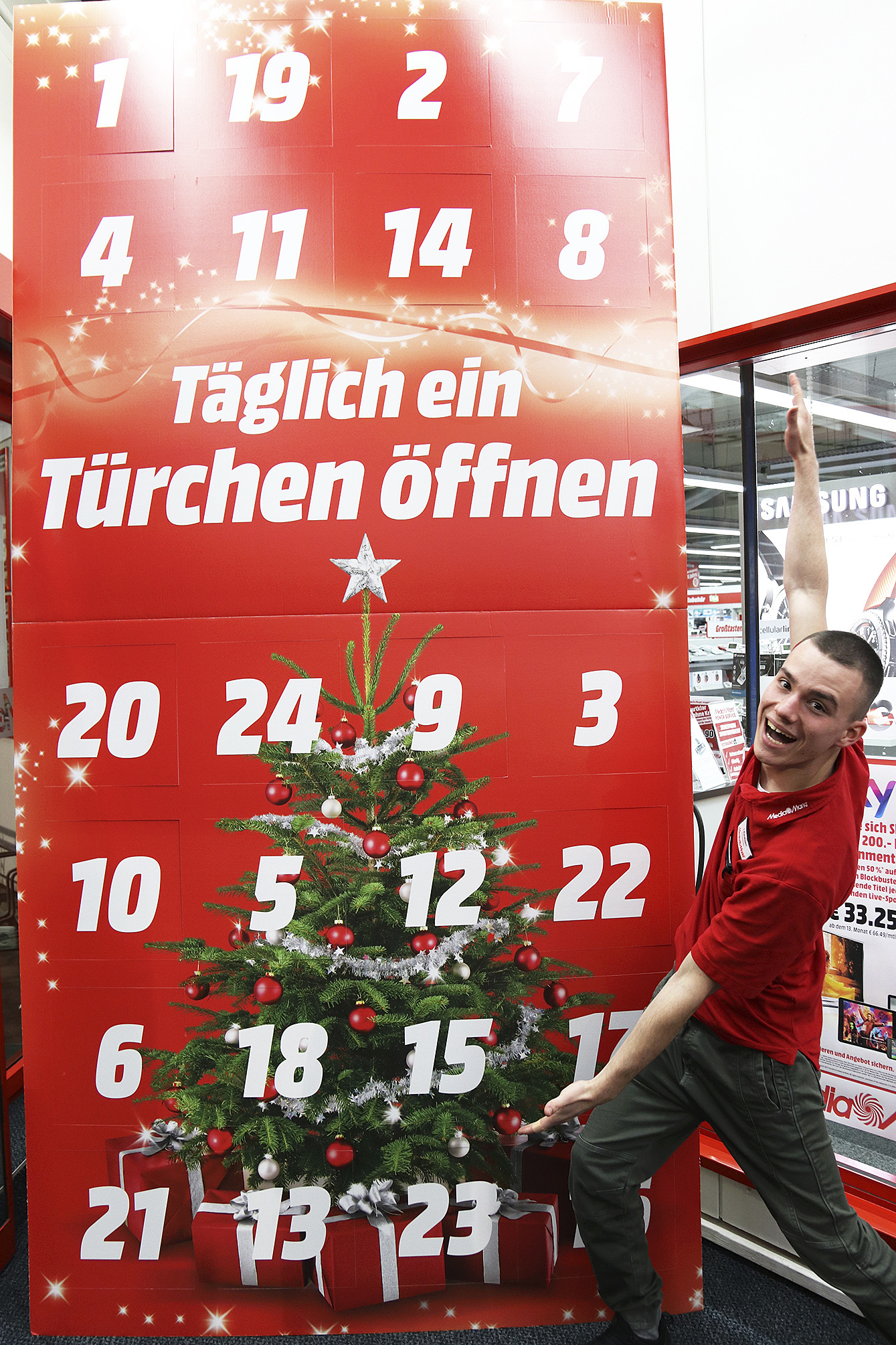 Jeden Tag ein neues Angebot bei Media Markt: Jonas Karmann, Azubi Braune Ware, zeigt den Adventskalender