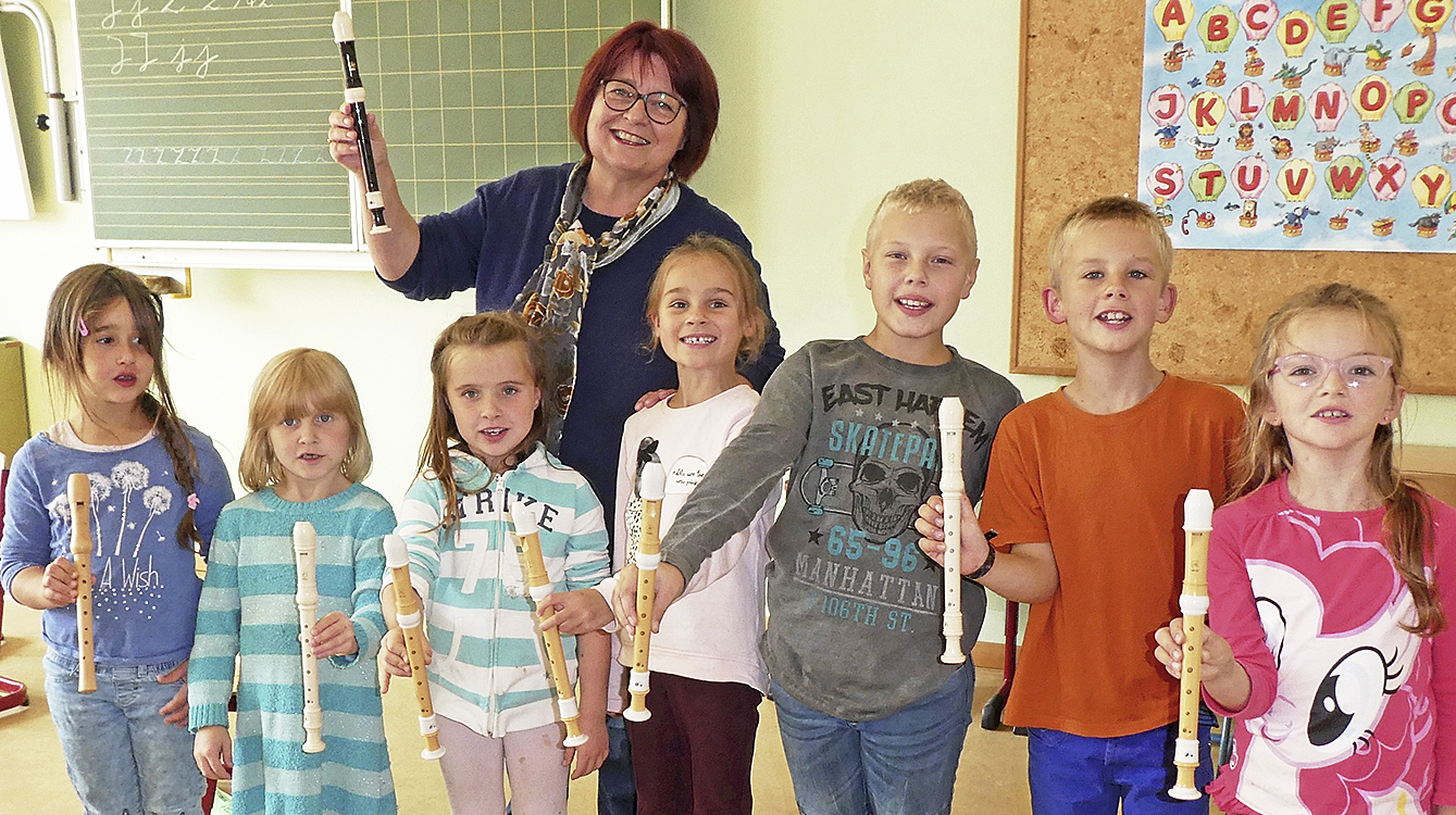 Haben Spaß am Musizieren: "Lehrerin" Angela Stehr und die Tesper Grundschüler