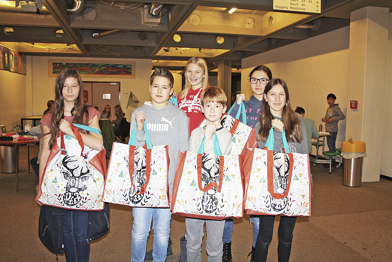 Die Schüler mit den prall gefüllten Geschenktüten (v. li.) Pauline, Henrik, Lea, Joel, Emma und Lina