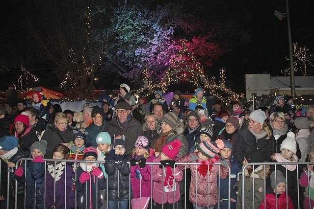 Kinder und Erwachsene warten gemeinsam auf den Weihnachtsmann
