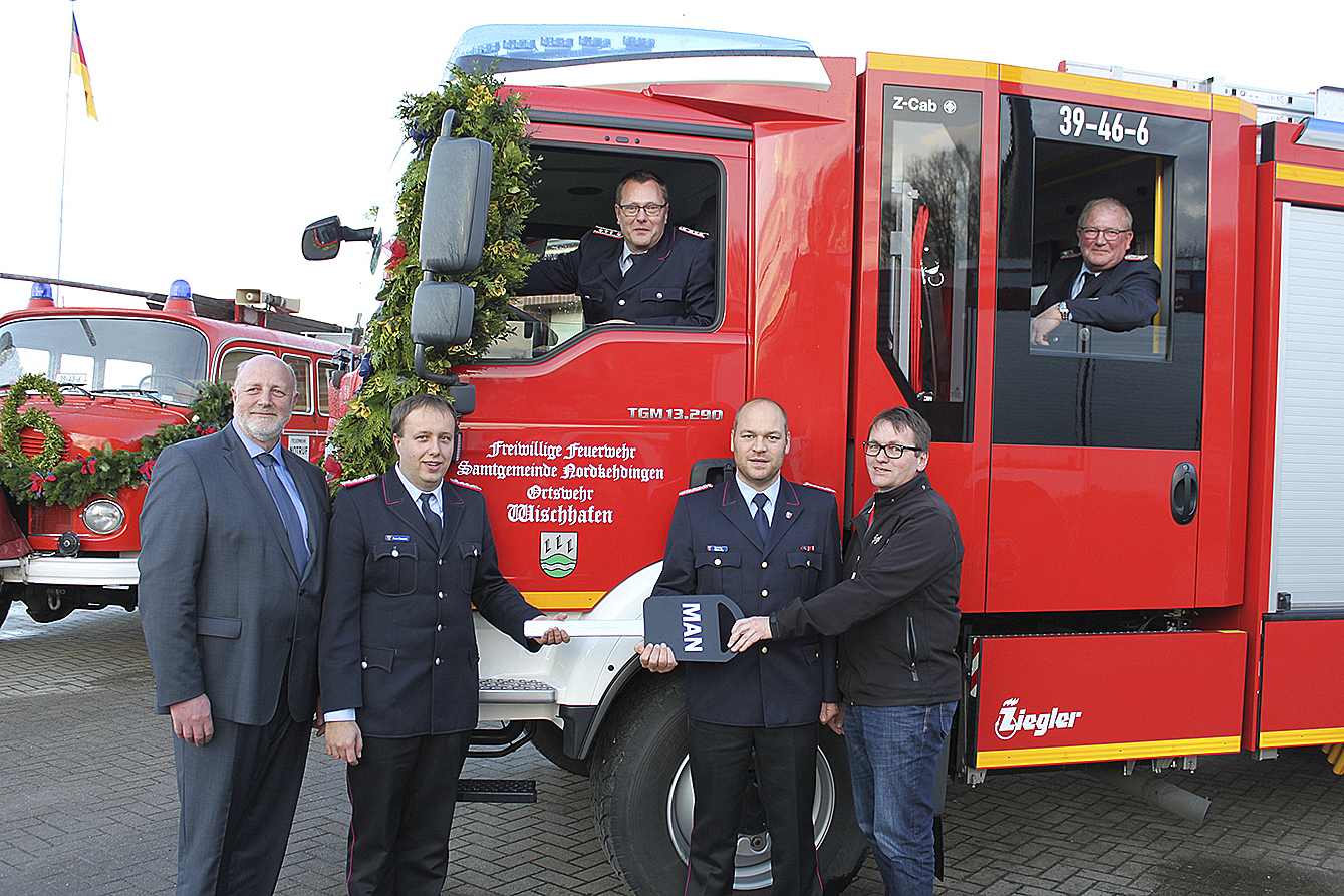 Freuen sich über das neue Fahrzeug (v. li.): Samtgemeinde-Bürgermeister Edgar Goedecke, Gemeindebrandmeister Sven Nemitz, Gerätewart Michael Richters, Vize-Kreisbrandmeister Henning Klensang, Norbert Blanke von der Firma Ziegler und Ortsbrandmeister Klaus Breier Fotos: Stefan Braun