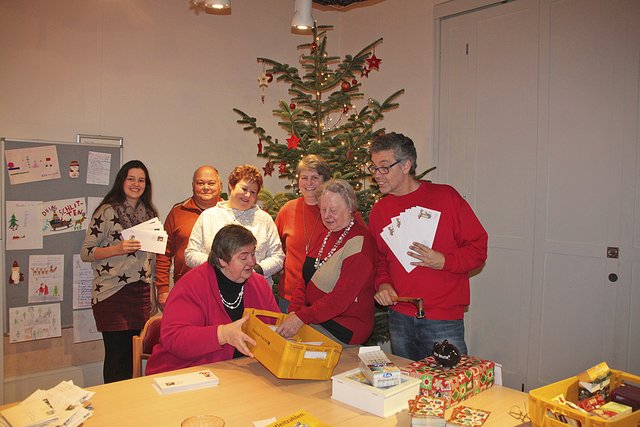 Postamts-Chef Wolfgang Dipper (re.), seine Tochter Ronja Dipper (li.) und Ehrenamtliche beantworten Wunschpost in der Villa