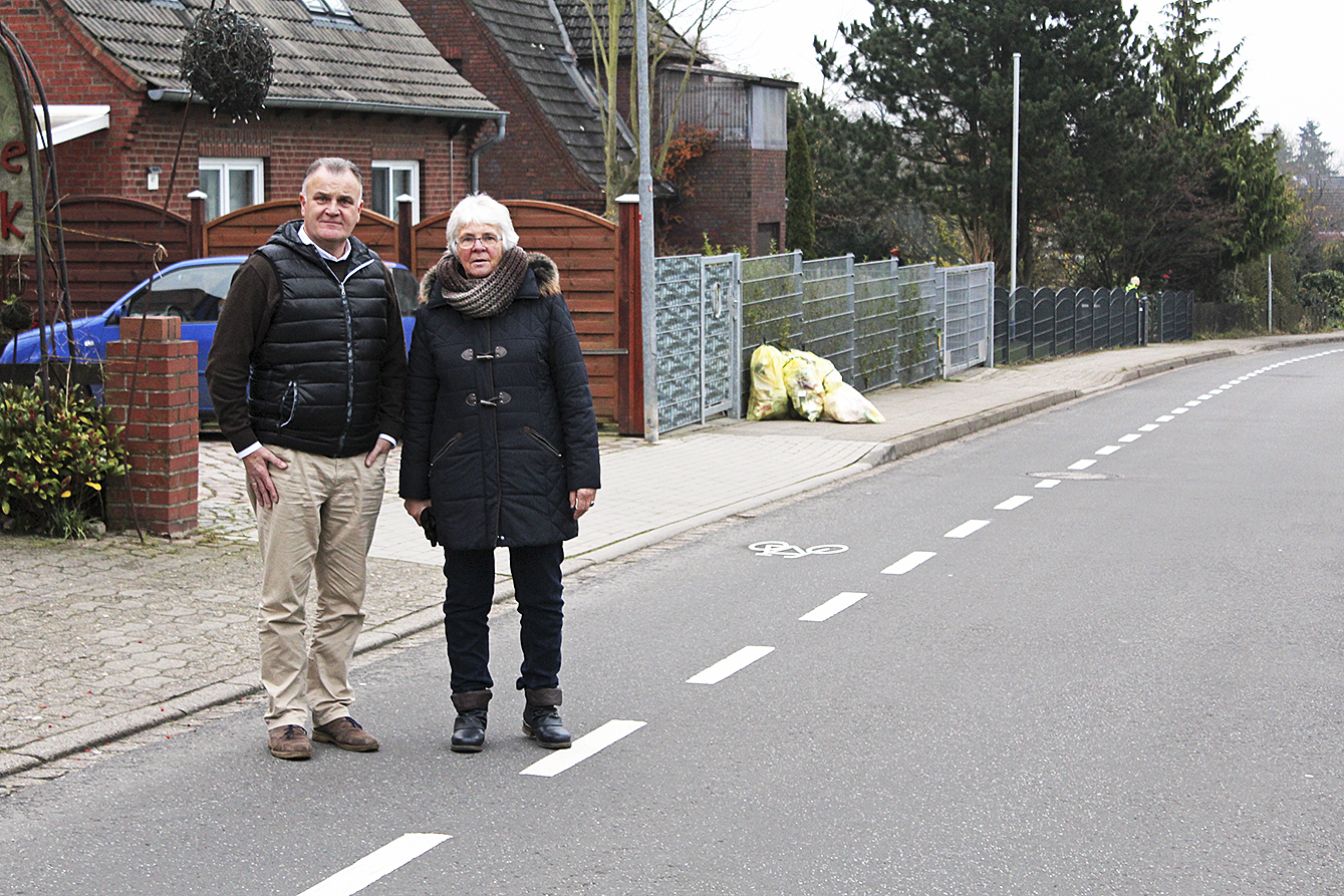 Christiane Albowski und Hagen Preuß wollen die Fahrradwege in Sieversen frei halten