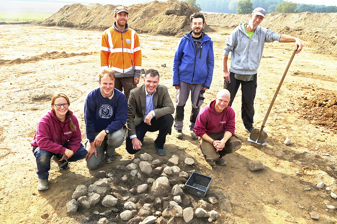 Kreisarchäologe Daniel Nösler (vorne, 2. v.re.) mit dem Team der "Archaeo-Firm" bei den Ausgrabungen