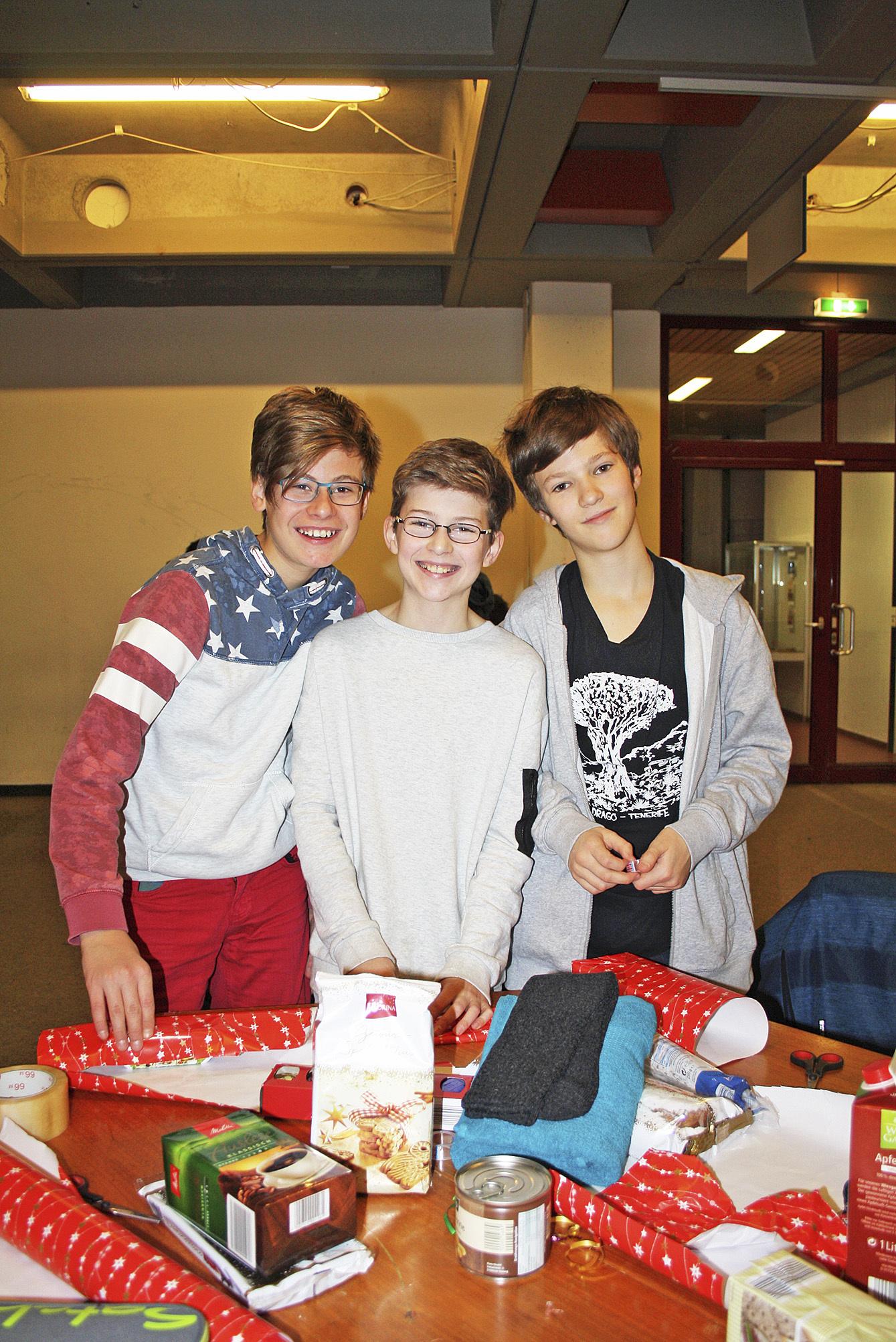 Nicht alle Menschen können sich zur Weihnachtszeit große Geschenke und Luxus leisten. Das wissen auch Tim-Lukas (v. li.), Jannes und Nicolas
