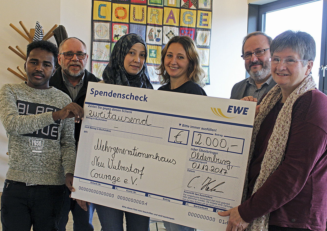 Scheckübergabe im Mehrgenerationenhaus: Ousama Adam (v. li.), Klaus-Dieter Behncke, Heba Yhya, Agata Wolff, Carsten Hahn und Constanze Hock-Warmuth