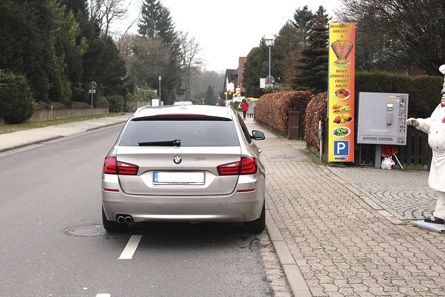 Trotz vorhandener Parkplätze werden Autos häufig auf dem Fahrradschutzstreifen an der Hauptstraße geparkt (Symbolfoto)