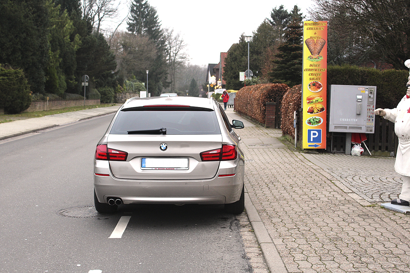 Trotz vorhandener Parkplätze werden Autos häufig auf dem Fahrradschutzstreifen an der Hauptstraße geparkt (Symbolfoto)