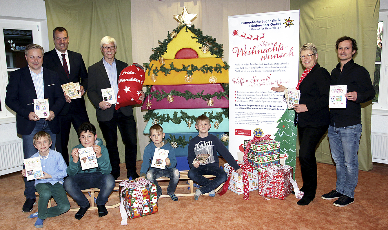 Freuen sich gemeinsam mit den Kindern aus der Tagesgruppe des Friedenshorts auf die „Aktion Weihnachtswunsch“ (v. li.): Lars Hagemeier (Präsident des Lions Clubs Buchholz-Nordheide), Andreas Sommer (Vorstand der Sparkasse Harburg-Buxtehude), Wolfgang Göbel (Lions Club), Dorit Wickbold (Leiterin der Sparkassenfiliale in Tostedt) und Timon Brandenberg (Friedenshort)