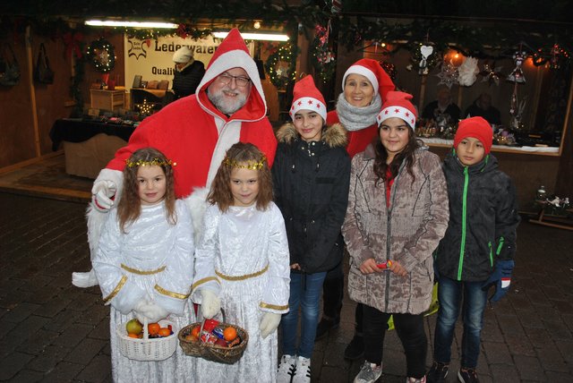 Gern gesehene Gäste auf dem Markt: der Weihnachtsmann und sein Gefolge