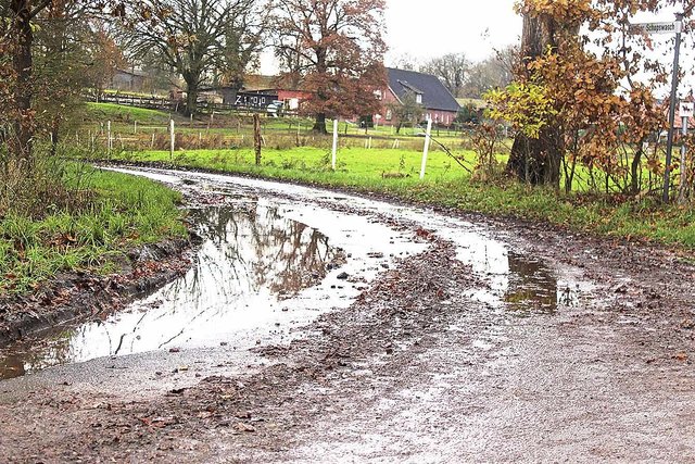 Matsch und kaputte Seitenränder: So sieht die Straße nach der Erntesaison aus