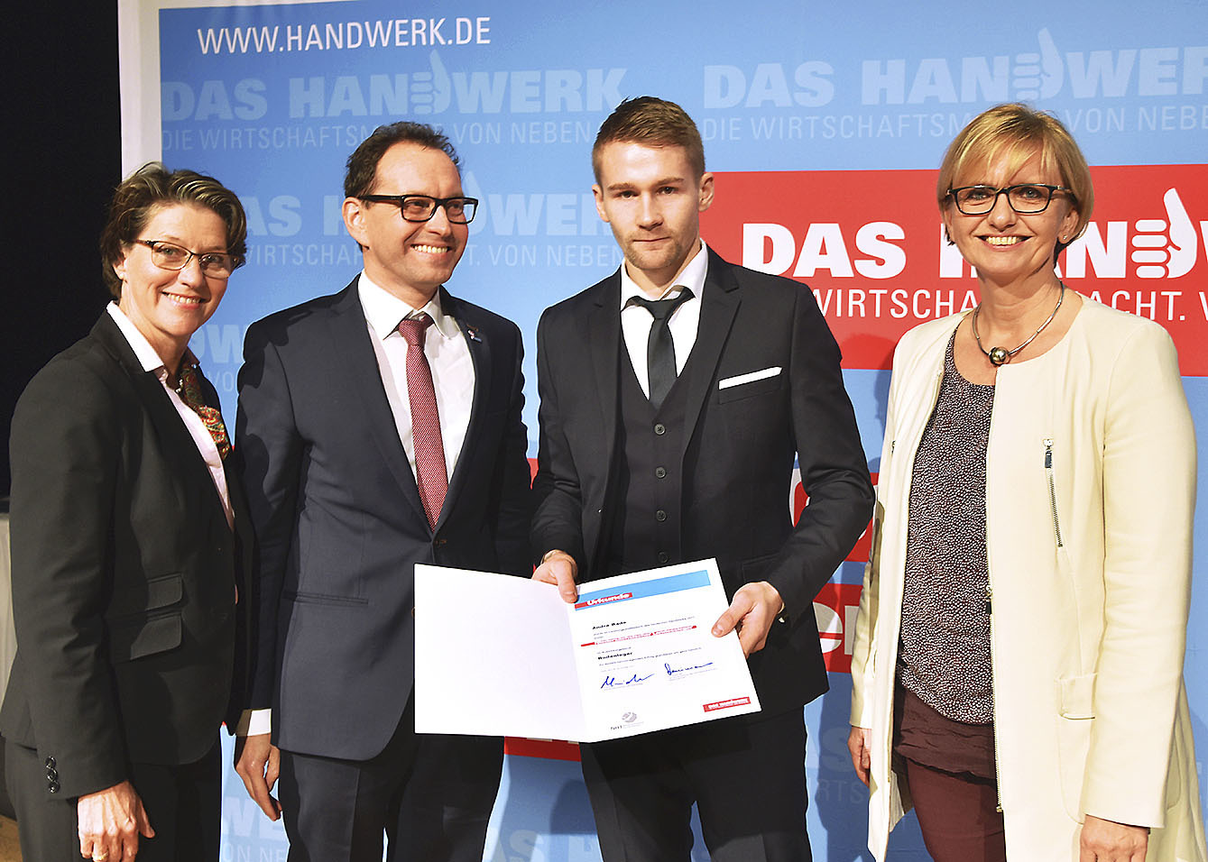 Adré Bade (2. v. re.) zusammen mit (v.li.) Ute Schwiegershausen, Geschäftsführerin der Unternehmensverbände Handwerk, Ralf Borchers, Abteilungsleiter Mittelstand niedersächsisches Wirtschaftsministerium, und Dr. Hildegard Sander, Hauptgeschäftsführerin der Landesvertretung der Handwerkskammern Niedersachsen