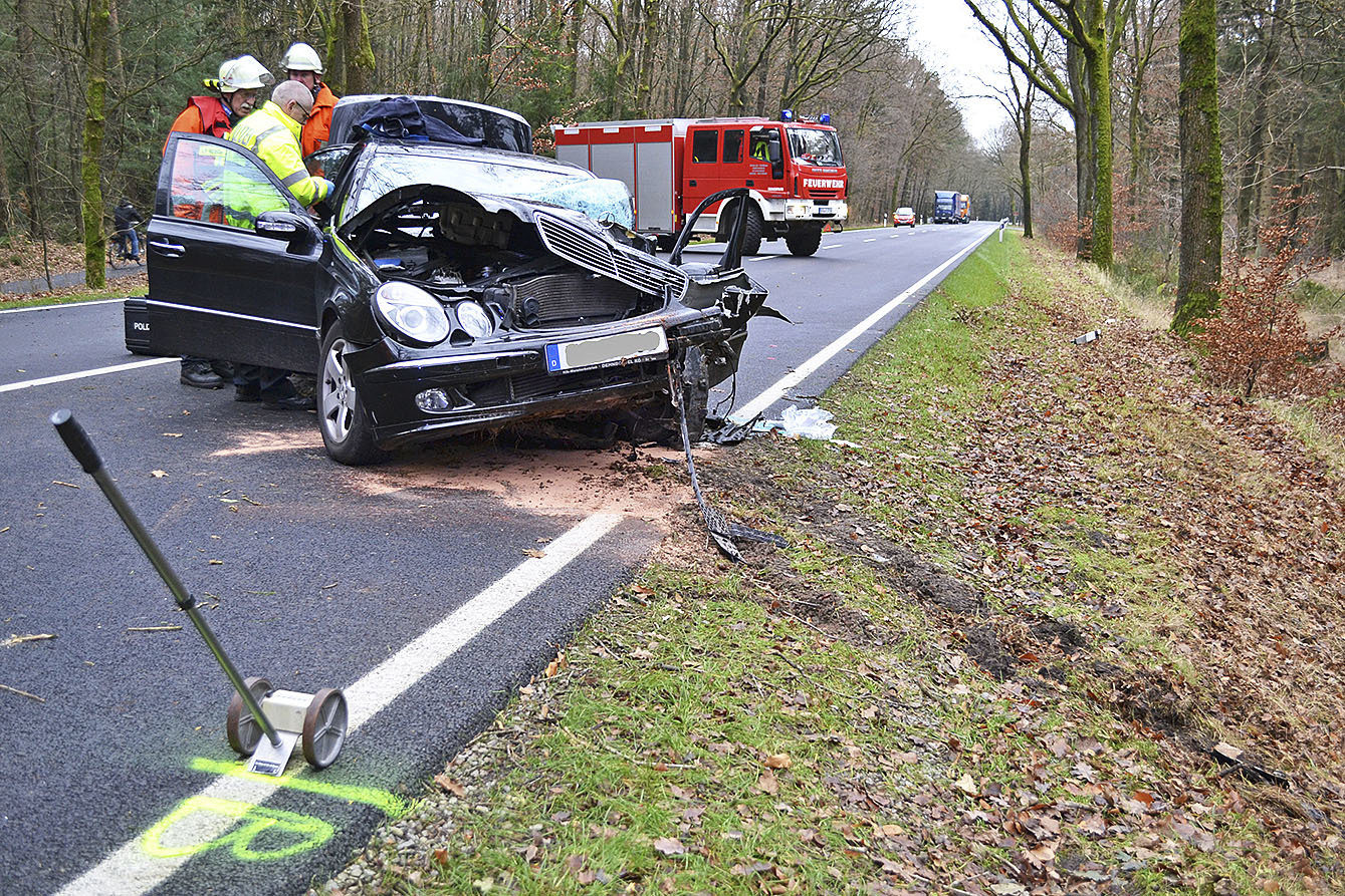 Ein 79-Jähriger prallte mit seinem Mercedes frontal gegen einen Baum