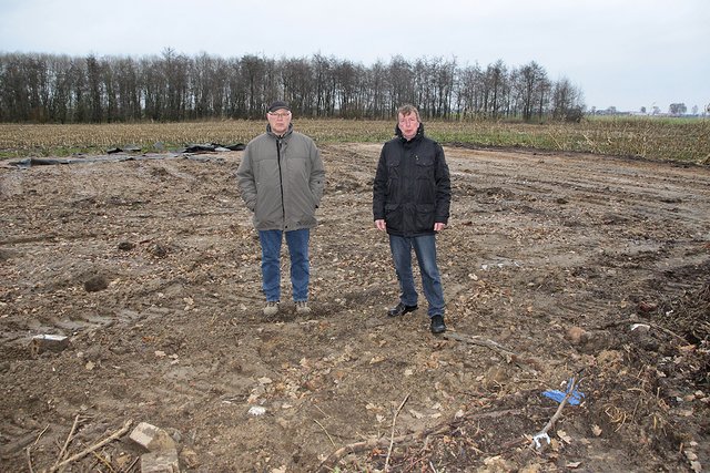 Die planierte Fläche wird künftig als Acker genutzt: Landwirt Bernd Hinrichs (li.) und Bürgermeister Johann Schlichtmann
