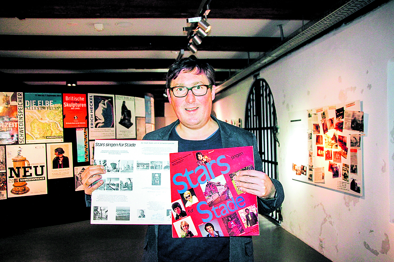 Dr. Sebastian Möllers mit der inzwischen seltenen LP "Stars singen für Stade"