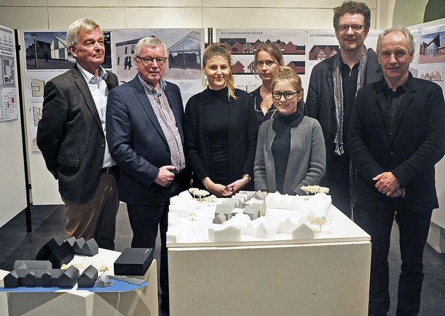 Die Gewinnerinnen Lisa Franziska Geuer (3. v. li) und Miriam Oehrlein (5. v. li.) mit dem Jorker
Ratsherrn Bernd Sänger (v. li.), Bürgermeister Gerd Hubert, Sandra Köster vom Bauamt Gemeinde Jork, Prof. Karsten Ley und Prof. Jasper Herrmann