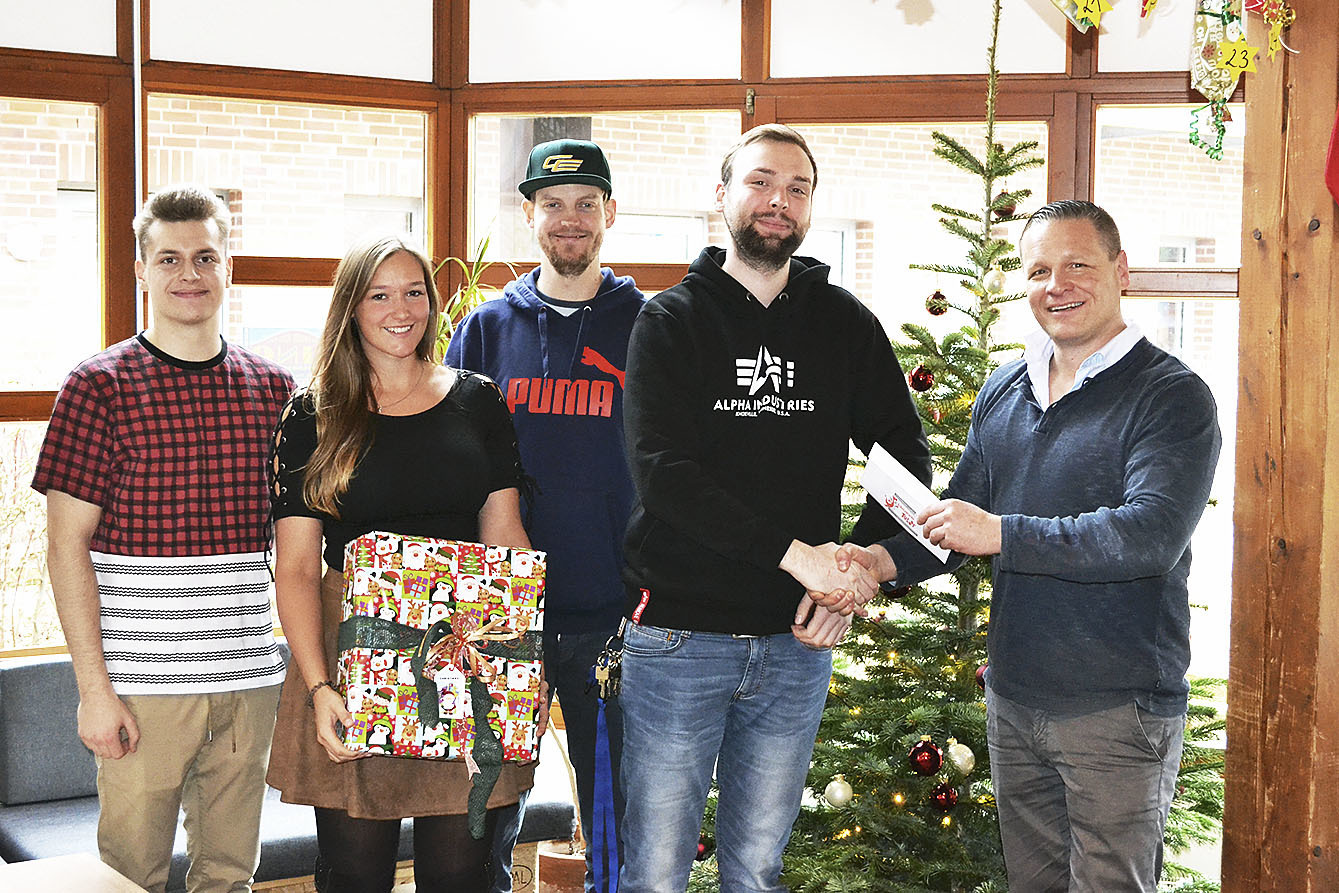 Bei der Spendenübergabe (v. li.): Bundesfreiwilligendienstler Lennart Golle, das JUZ-Team, Jacqueline Kämpfer, Benjamin Gaum und Lennard Weiß, mit Spender Jens Becker