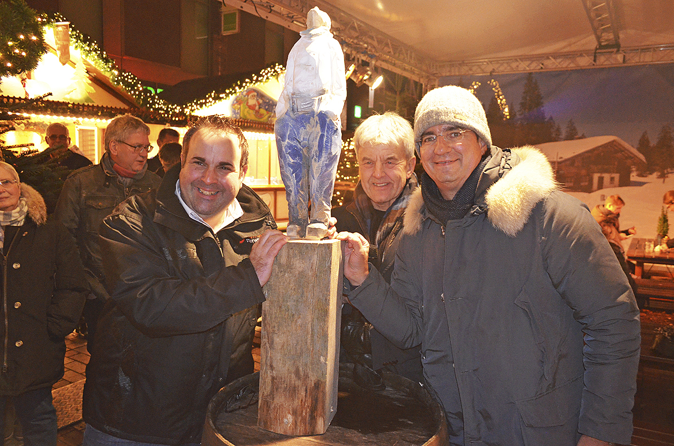 Andreas Tietz (re.) ersteigerte den Himmelsgucker. Jan Bauer (li.) und Udo Pagenkämper freuen sich