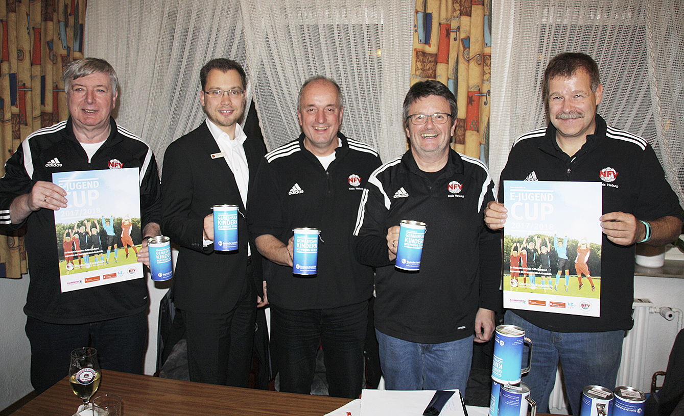 Positiv gestimmt auf die neue Fußball-Hallensaison (v. li.): Otto Hobst, Simon-Martin Kirscht, Frank Dohnke, John Snowball und Christian Kunert