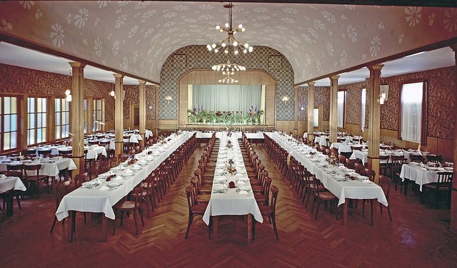 Festlich eingedeckt: der Saal in den 1950er Jahren | Foto: Samtgemeinde-Archiv Harsefeld