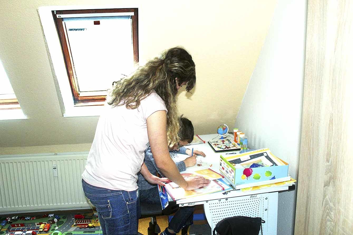 Diana S. unterrichtet Sebastian derzeit zu Hause